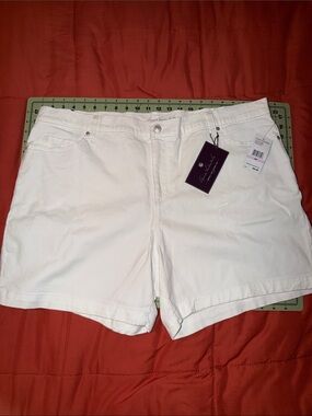Gloria Vanderbilt White Bermuda Shorts - Amanda Short